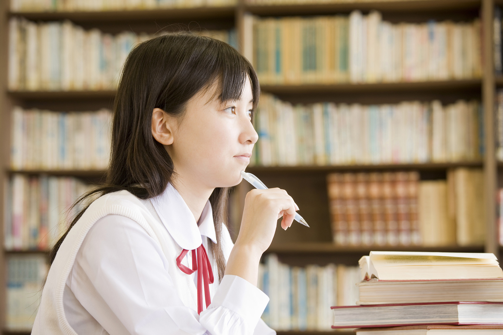 女子高生が論理的思考で深く考えている